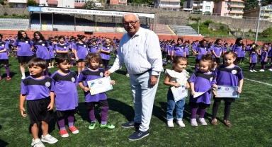 Karadeniz Ereğli'de yaz futbol okulunu tamamlayan sporculara sertifika verildi
