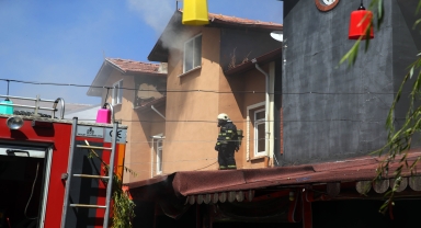 Kastamonu'da elektrik kontağından çıkan yangında ikinci el eşya satan dükkan zarar gördü