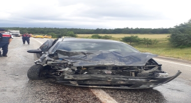 Kastamonu'da otomobille ticari taksi çarpıştı 3 kişi yaralandı