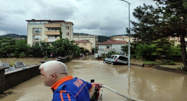 Kastamonu'nun Cide ilçesinde şiddetli yağış su baskınlarına neden oldu