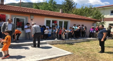 Laçin'de kütüphaneden kitap alan çocuklara sebze fidesi hediye ediliyor