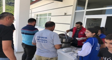 Laçin Gençlik Merkezi'nde aşure dağıtıldı
