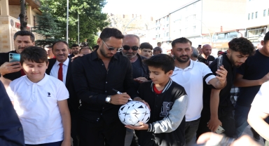 Milli futbolcu Hakan Çalhanoğlu, memleketi Bayburt'ta coşkuyla karşılandı