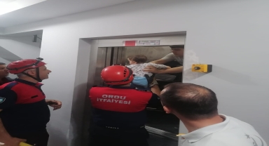 Ordu'da asansörde mahsur kalan aileyi itfaiye kurtardı
