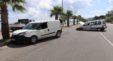 Ordu’da hafif ticari araçların çarpışması sonucu 2 kişi yaralandı