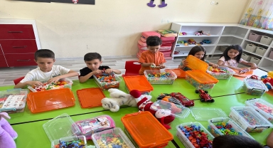 Portekizli öğrencilerden Afşin'deki depremzede çocuklara oyuncak yardımı