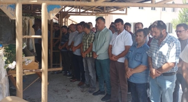 Samsun'da boğulma tehlikesi sonrası hastanede hayatını kaybeden çocuk toprağa verildi