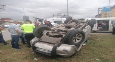 Samsun'da çarpışan kamyonetin ve minibüsün sürücüleri yaralandı