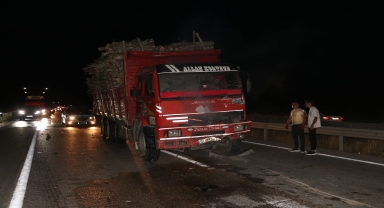 Samsun'da hafif ticari araç, tır ve kamyonun arasında kaldı, 2 kişi yaralandı