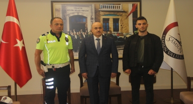 Samsun'da hız yapan motosikletli genci uyaran trafik polisine başarı belgesi