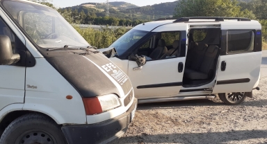Samsun'da kamyonet ile hafif ticari araç çarpıştı, 3 kişi yaralandı