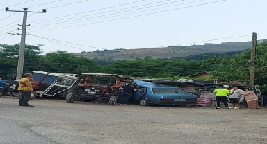 Samsun'da park halindeki traktörlere çarpan otomobilin sürücüsü yaralandı