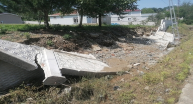 Samsun'da sağanak nedeniyle bahçede biriken suyun duvarı yıkması kamerada