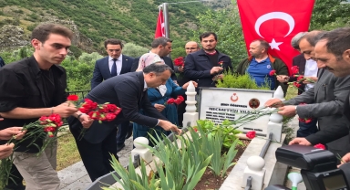 Şehit öğretmen Necmettin Yılmaz kabri başında anıldı
