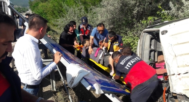 Sinop'ta kamyonun devrilmesi sonucu 2 kişi yaralandı