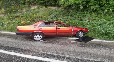 Sinop’ta otomobil şarampole devrildi, 3 kişi yaralandı