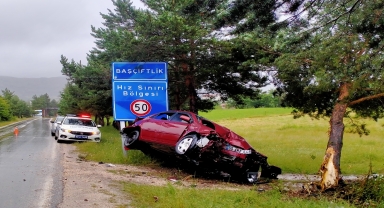 Tokat'ta ağaca çarpan otomobildeki 3 kişi yaralandı