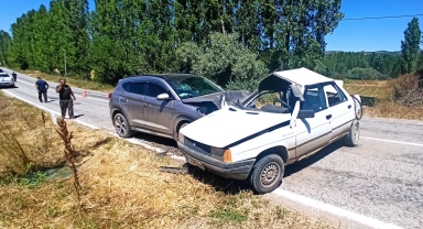 Tokat'ta iki otomobil çarpıştı, 1 kişi öldü, 4 kişi yaralandı