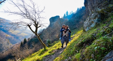 Trabzon'da felçli eşini sırtında taşımak zorunda kalan kadının yol isteği yerine getirildi