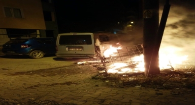 Türkeli'de park halindeki araçta yangın çıktı