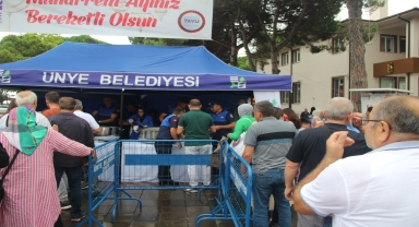 Ünye'de vatandaşa aşure ikram edildi