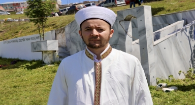 Üstü açık tarihi camide cuma namazı geleneği devam ettiriliyor