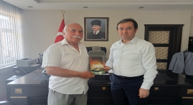 Yazar Özen, Terme Kaymakamı Maytalman'a yeni kitabını takdim etti