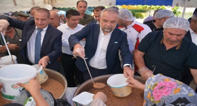 Zile Belediyesi aşure dağıttı
