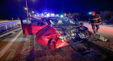 Amasya'da elektrik direğine çarpan otomobildeki 3 kişi yaralandı