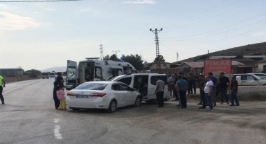 Amasya'da otomobil ile hafif ticari aracın çarpıştığı kazada 3 kişi yaralandı