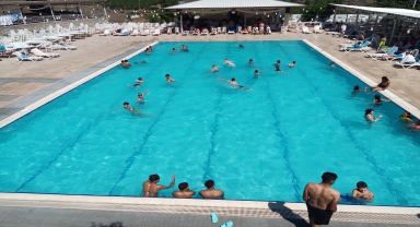 Amasya'da sıcaktan bunalanlar havuzları tercih etti