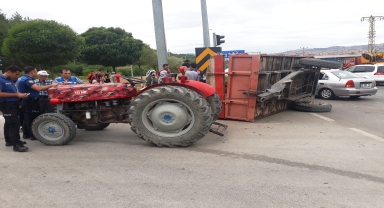 Amasya'da traktör ile çarpışan hafif ticari araçtaki 5 kişi yaralandı