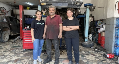 Artvinli Azra yaz tatilini oto tamircisi babasıyla çalışarak değerlendiriyor