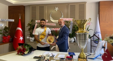 Başpehlivan Serhat Gökmen Ladik'te coşkuyla karşılandı