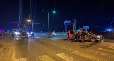 Bolu'da hafif ticari araç ile otomobilin çarpıştığı kazada 2 kişi yaralandı