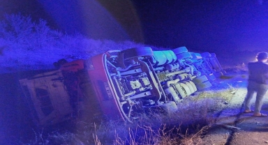 Bolu'da şarampole devrilen tırın sürücü yaralandı
