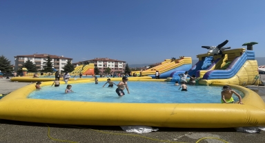 Bolu'da sıcaktan bunalan çocuklar pazar alanına kurulan aquaparkta serinledi
