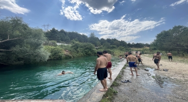 Bolu'da sıcaktan bunalanlar gölette serinledi