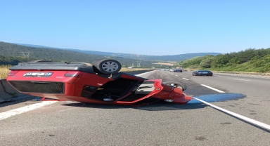 Bolu'da ters dönen otomobildeki baba ve oğlu yaralandı