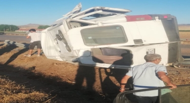 Çorum'da devrilen minibüsteki 3 kişi yaralandı