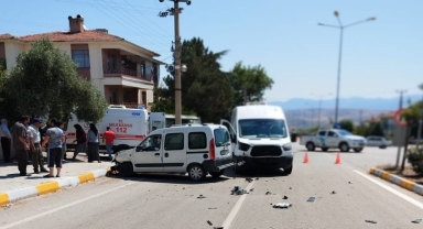 Çorum'da minibüsle çarpışan hafif ticari aracın sürücüsü yaralandı