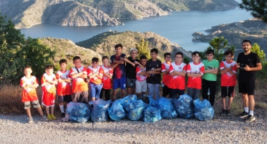 Çorum'da minik futbolcular ormanda antrenman sonrası çevre temizliği yaptı