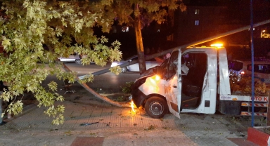Çorum'da otomobille çarpışan kurtarıcıdaki 2 kişi yaralandı