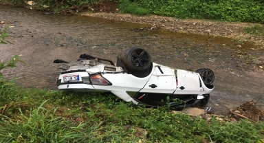 Düzce'de dereye devrilen otomobildeki 2 kişi yaralandı