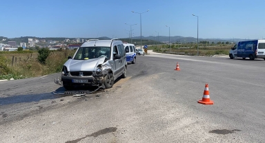 Düzce'de minibüsle hafif ticari aracın çarpıştığı kazada 3 kişi yaralandı