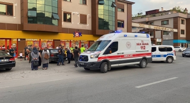 Düzce'de motosiklet sürücüsünün yaralandığı kaza anı güvenlik kamerasına yansıdı