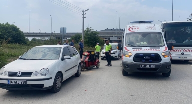 Düzce'de park halindeki otomobile çarpan elektrikli motosiklet sürücüsü yaralandı