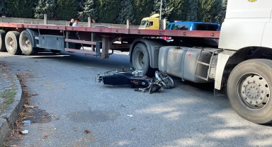 Düzce'de tıra çarpan motosikletteki 2 kişi yaralandı