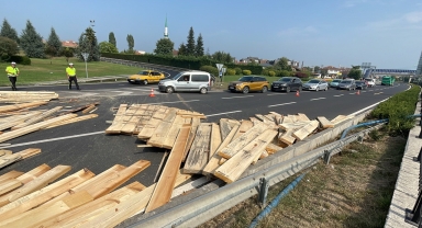 Düzce'de tırın dorsesinden düşen keresteler D-100 kara yolunda ulaşımı aksattı