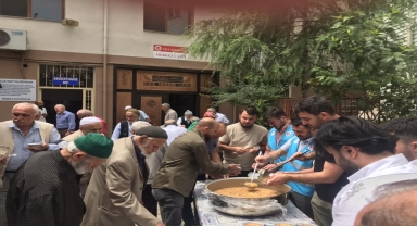 Güce'de aşure dağıtıldı